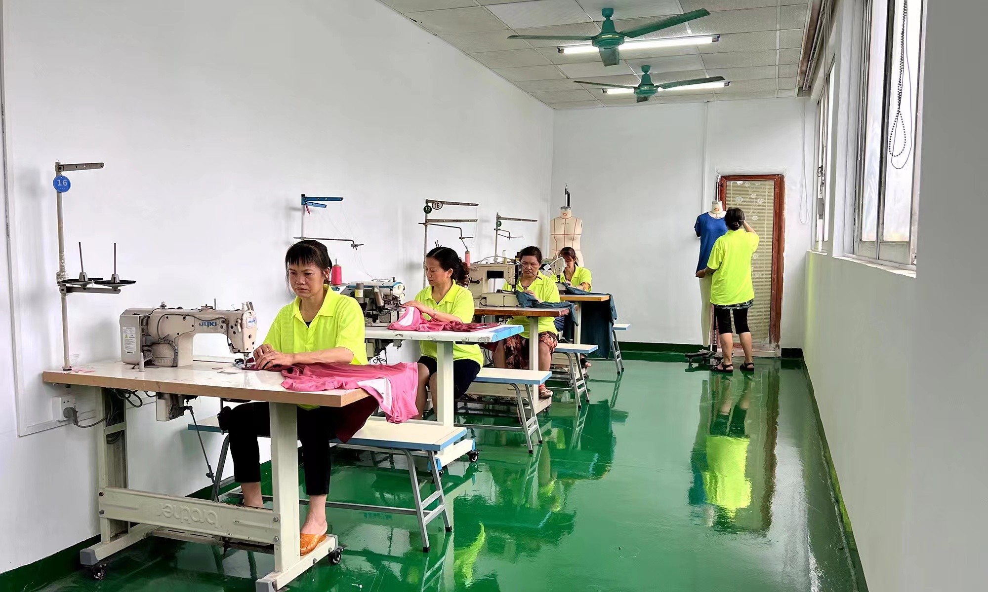 Guangzhou Vinas clothing technology Co., LTD fabrika üretim hattı