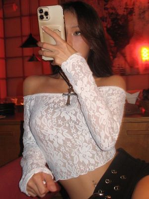 Dırnaqlı sıkı tişört seksi baharatlı dantelli boyun çizimi kesik ürün üstü tişört