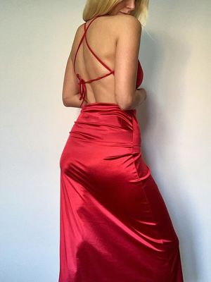 Moda sıcak satılan katı renkli asılı boyun sırtsız ince kemer sarma kalça etek seksi bölünmüş elbise