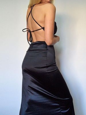 Moda sıcak satılan katı renkli asılı boyun sırtsız ince kemer sarma kalça etek seksi bölünmüş elbise