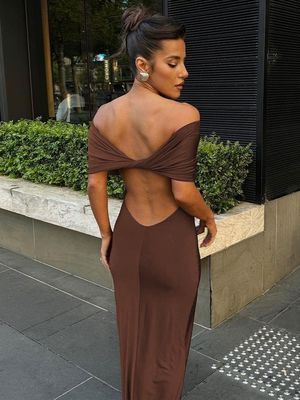 Kişisel bir çizgi omuz yumuşaklıklı elbise zayıflatma kesik alt etek elbise kadın