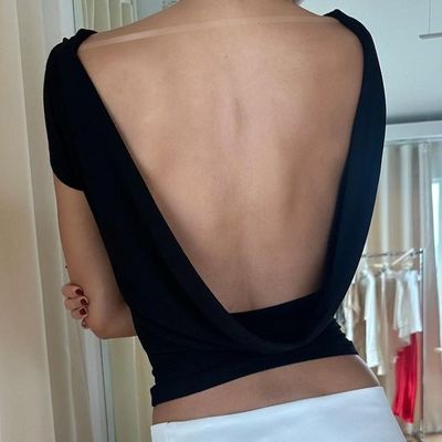 Sıcak, ince, seksi, sırtsız, kısa kıyafet, sokak stili, kısa kollu tişörtlü kadın.