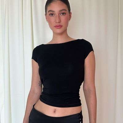 Sıcak, ince, seksi, sırtsız, kısa kıyafet, sokak stili, kısa kollu tişörtlü kadın.