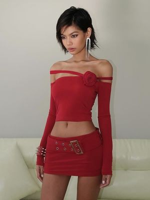 Yeni moda özel üç boyutlu çiçek çizgisi omuz uzun kollu üst eğri omuz ürün tişört kadın