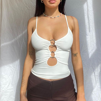 Yaz moda kesilmiş göğüs ve karınlı ince bir camisol yelek