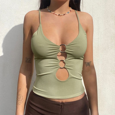 Yaz moda kesilmiş göğüs ve karınlı ince bir camisol yelek
