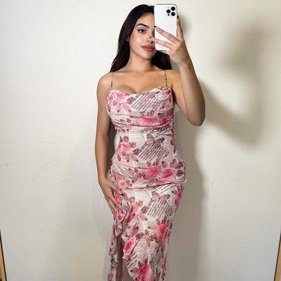 Yeni çiçek baskılı, sarmaşıklı, yüksek yarıklı moda elbisesi.